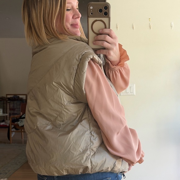 NWT Coco + Carmen Tan Gold Oversized Puffer Vest Size XS (XS-M) Full Zip Pockets - Picture 3 of 15